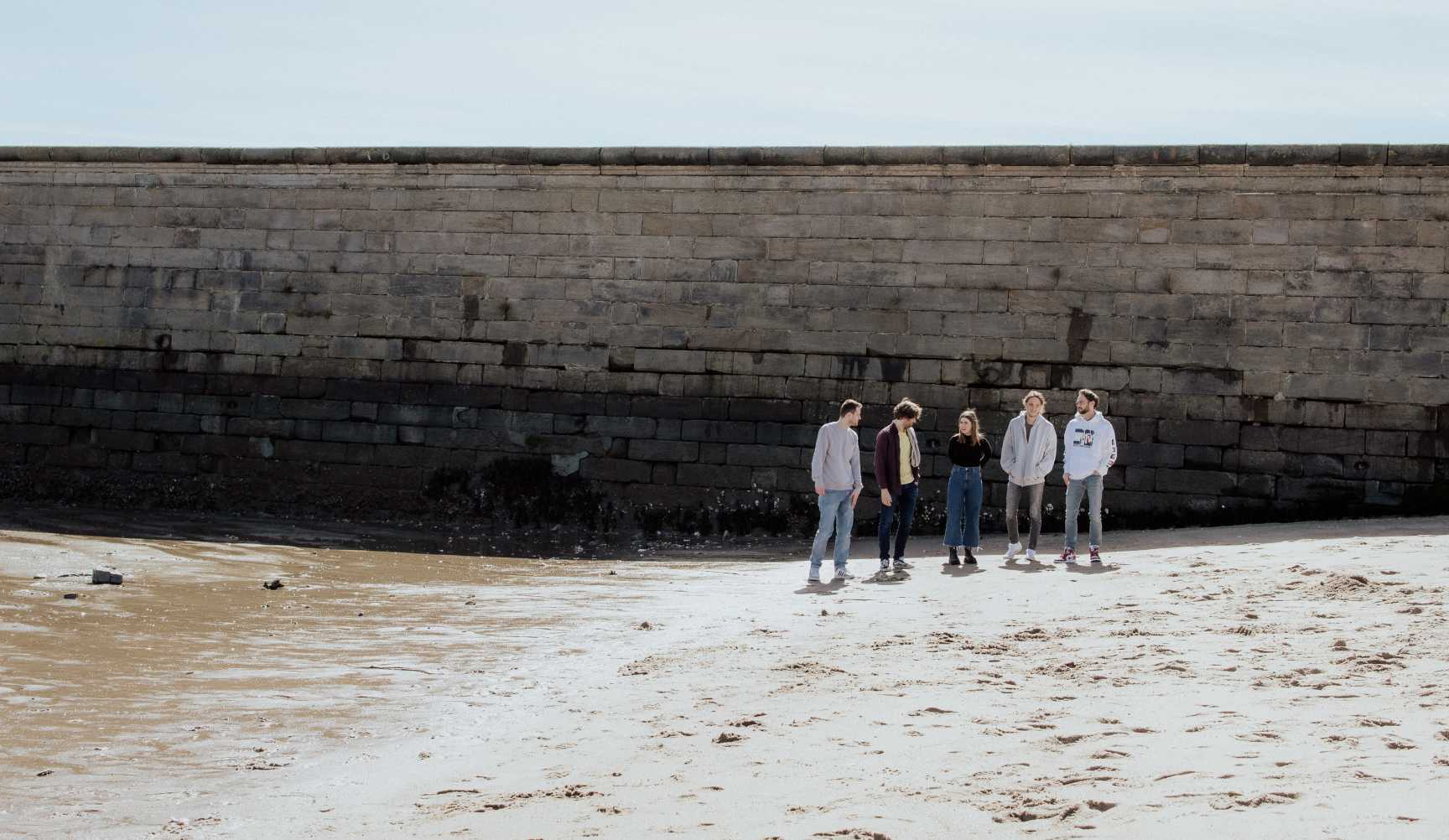 Band Majanko vor einer Hafenmauer